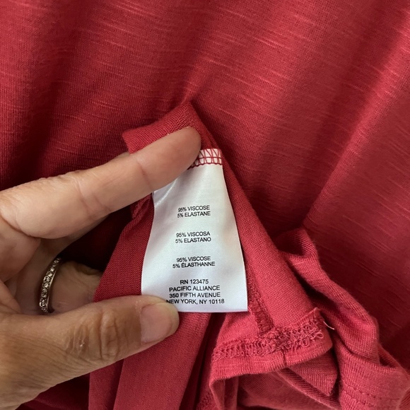 Jones New York Sz L Oversized Red Stretch Blouse Cutouts Shoulder Top - Picture 8 of 8